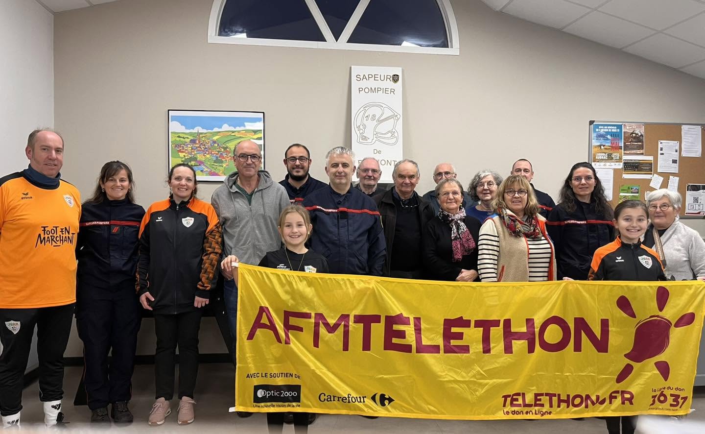 Membres de la JSRR et de l’Amicale des Sapeurs-Pompiers de Belmont réunis derrière la banderole AFM Téléthon